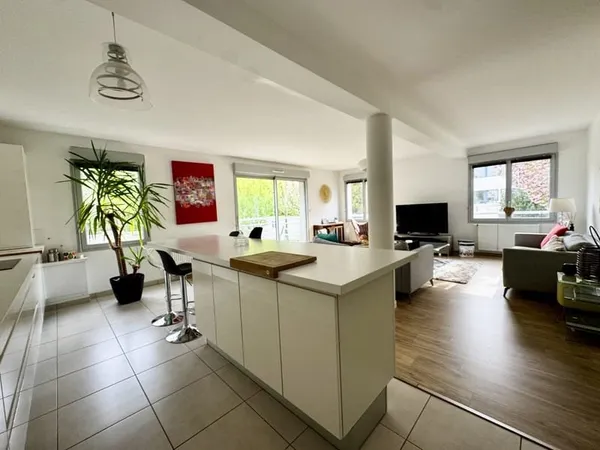 Appartement T3 avec balcon, ascenseur parking, Quartier Croix Ro