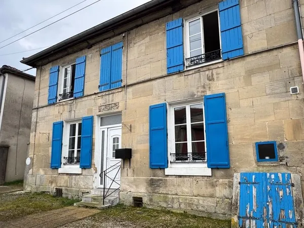 BELLE MAISON DE VILLAGE AVEC DÉPENDANCES ET JARDINET