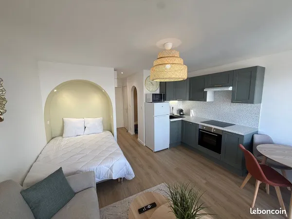 Magnifique studio devant le tram, avec parking et balcon