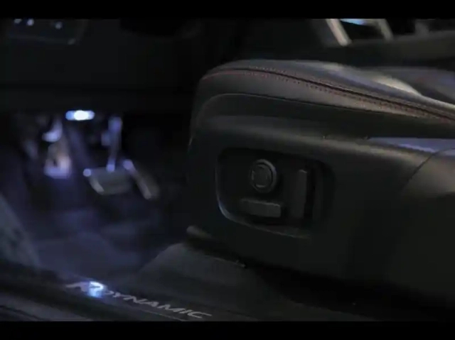 Land Rover Discovery Sport p300e 309ch dynamic se — photo 11