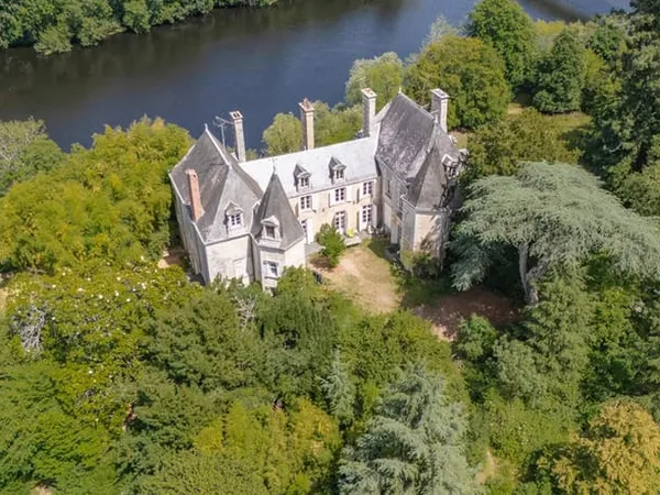 Château du XVI ème réhabilité surplombant la Vienne