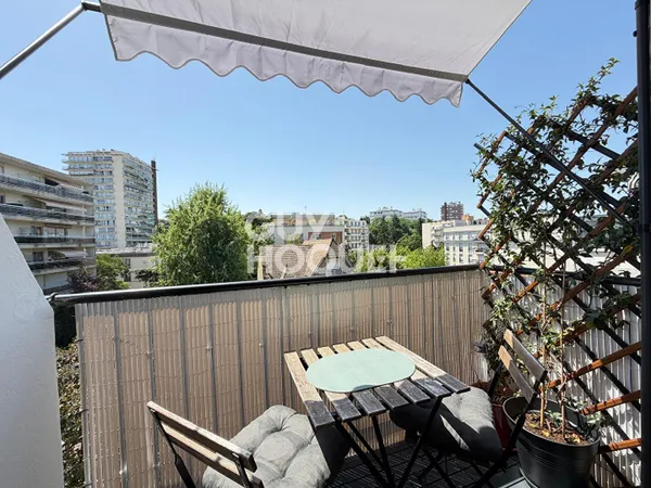 Dernier étage avec ascenseur, balcon, cave
