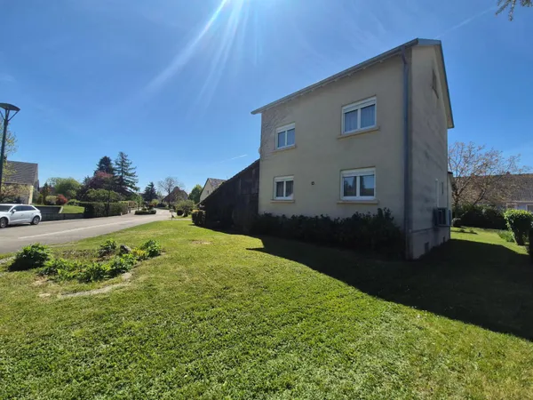 Un cadre paisible, un terrain constructible aux multiples possibilités et une maison à façonner selo