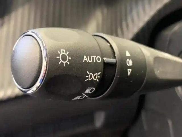 Peugeot 208 e- 136ch gt — photo 15
