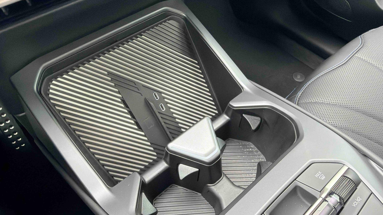 BMW iX3 50 xDrive — photo 15