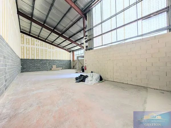 Entrepôt/Local commercial 220m2 au sol