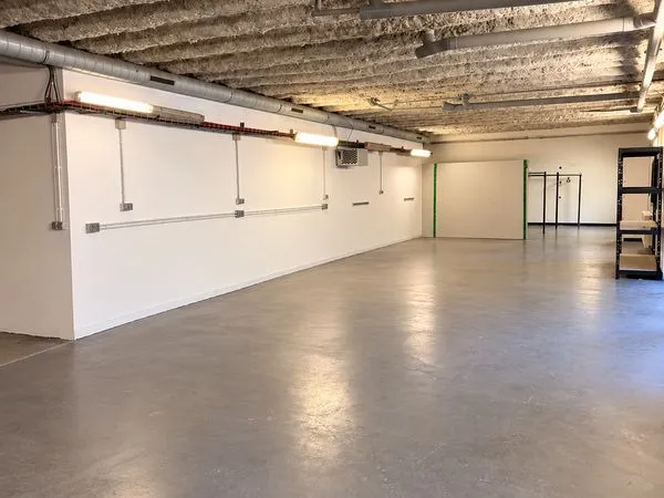 LOCAL PROFESSIONNEL DE 218 m² - MONTIGNY - 2 PARKINGS INCLUS