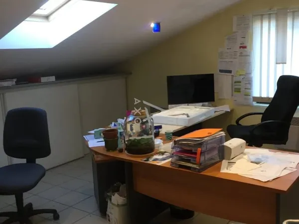 Bureau 8 pièces 139 m²