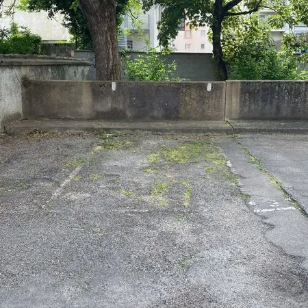 Stationnement à louer
