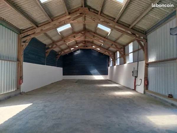 Entrepôt / Local d'activité 220 m² . Accès poids lourds