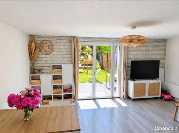 Maison familiale lumineuse avec jardin, terrasse et bel espace de vie