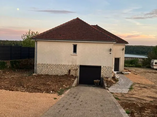 Maison en location vue sur lac de la mouche nouvellement restauré