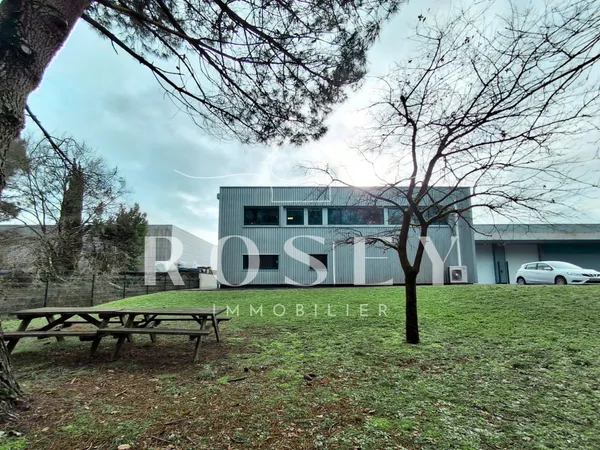 Local de bureaux indépendants et modulables, sur parc boisé