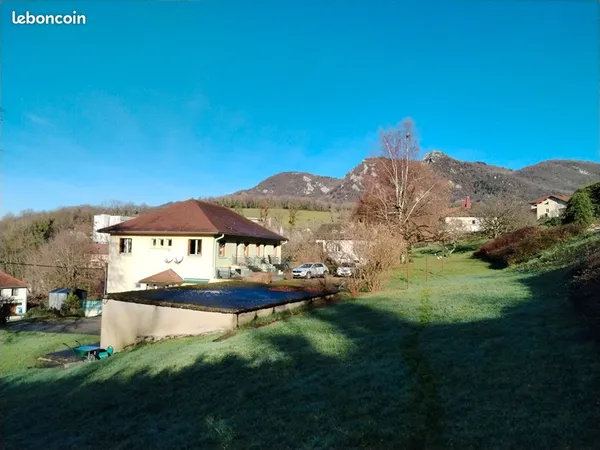 Grande maison sur les hauteurs de Salins les bains