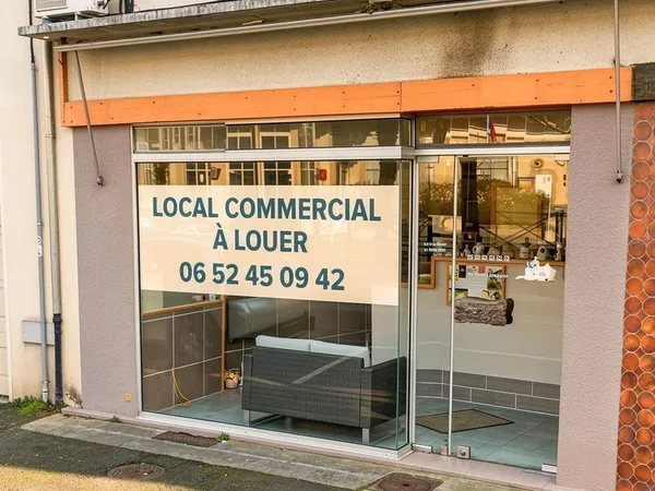 À LOUER : Local Commercial Polyvalent et Bien Équipé