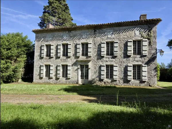 Superbe maison de Maître avec ses dépendances au coeur de la nat