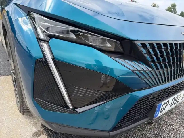 Peugeot 408 phev 180 e-eat8 — photo 16