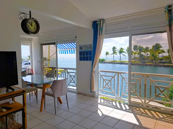 VUE MER IMPRENABLE POUR CE SUPERBE APPARTEMENT 3 PIÉCES DAN