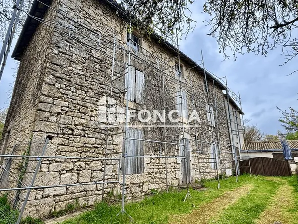 Proche centre village, maison de 202 m2 divisée en 3 logements de 3 pièces à finir en vue de locatio