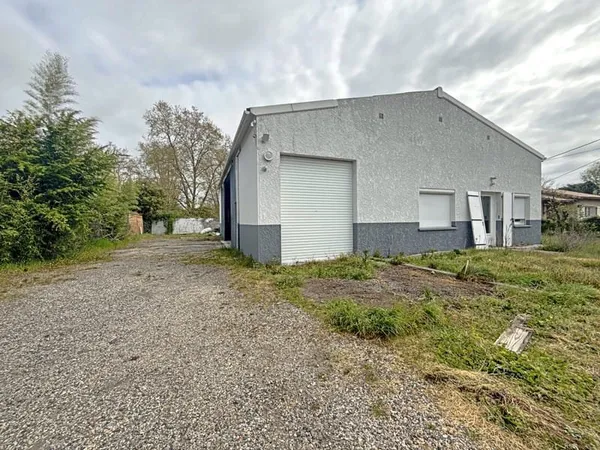 Les Billaux Grand garage avec fort potentiel