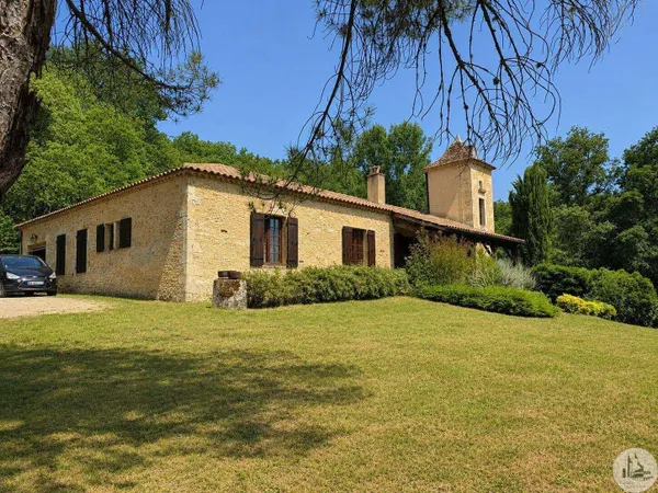 Maison en pierre de taille avec grand terrain.