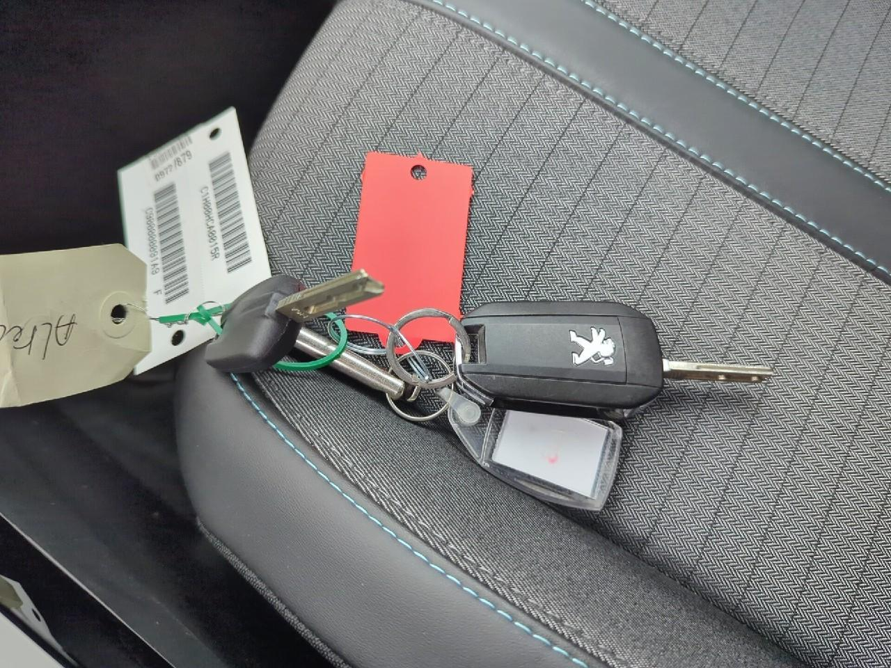 Peugeot 2008 bluehdi 130 s&s eat8 allure — photo 28