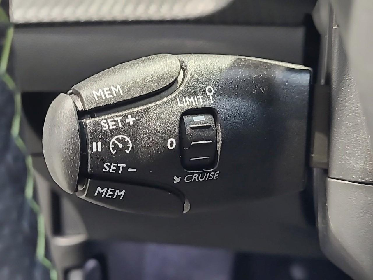 Peugeot 2008 hybrid 145 ch e-dcs6 gt — photo 24