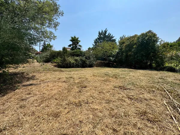 Terrain constructible à vendre : La Roquette Sur Siagne.
