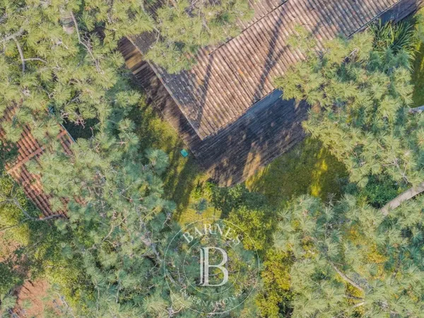 EXCLUSIVITÉ - VILLA EN BARDAGE BOIS SUR UNE PARCELLE PISCINABLE DE 900 M² DANS LE VILLAGE DU CAP FER