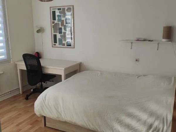 Loue chambre meublée dans maison