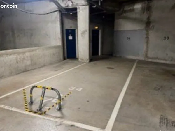 Place de parking PMR 22m2 gare de Brunoy