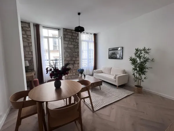 Marais : studio 32m² refait à neuf, cachet pierre