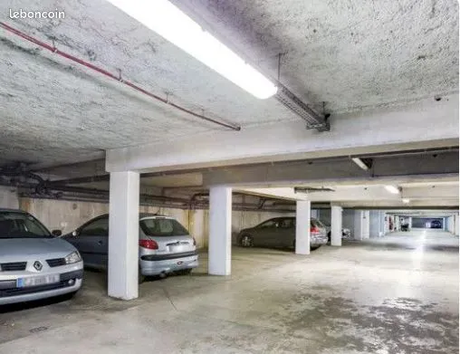 Place de Parking couvert, gardienné et caméra de sécurité