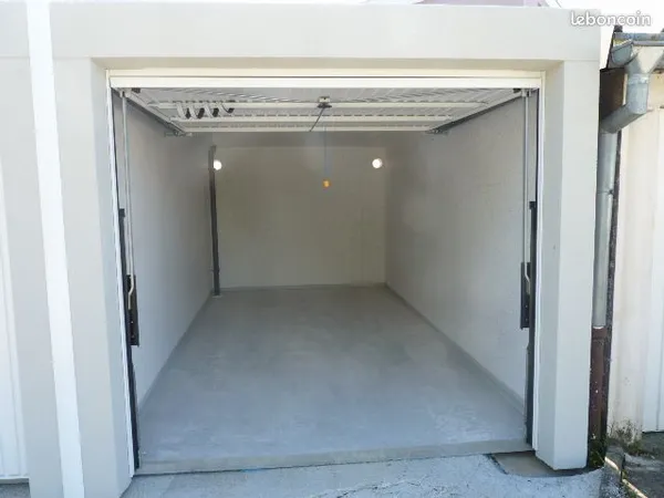Grand et haut garage sécurisé à Audincourt