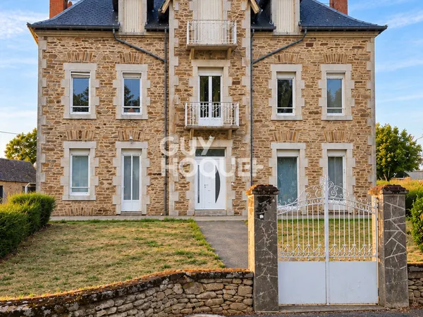 COMPS-LA-GRAND-VILLE - Elégante demeure en pierre de 234 m² sur un terrain de 1819 m2