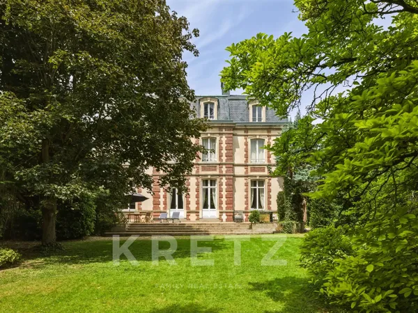 Évreux Centre - Élégant hôtel particulier du XIXe siècle au coeur d'un parc arboré de 2 200 m²