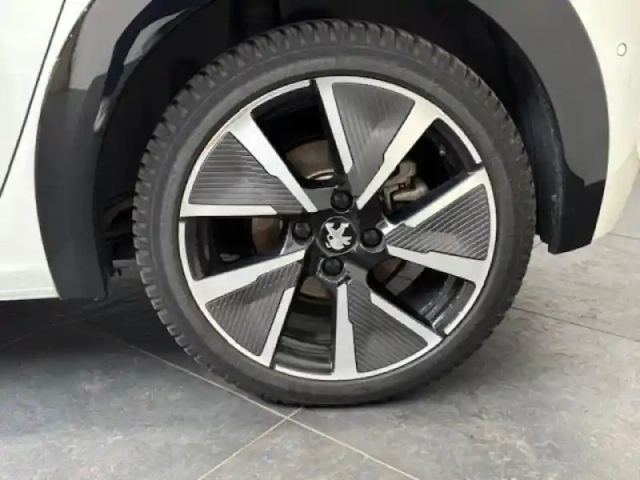 Peugeot 208 e- 136ch gt line — photo 12