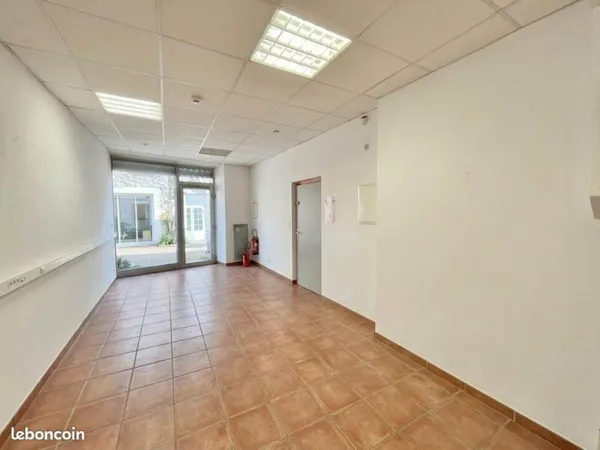LOCAL COMMERCIAL 51 m² TRANS EN PROVENCE