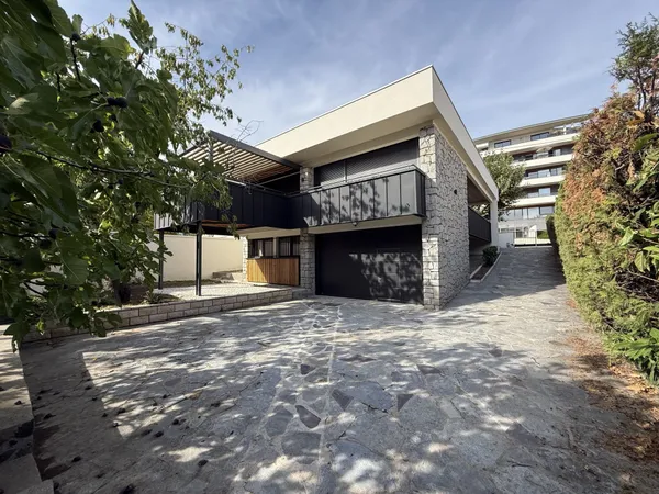 VILLA ENTIEREMENT RENOVEE 150 m2 -4 chambres CHAMALIERES