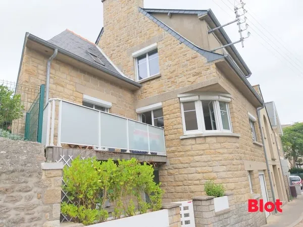A VENDRE BELLE MAISON DE VILLE de 7 pièces à deux pas de la plage et vue mer ST MALO