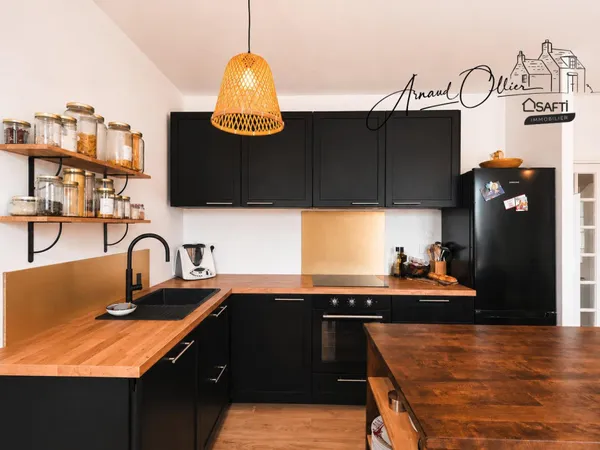 Entre bourg et plages, une maison rénovée où l'on se sent immédiatement en vacances.