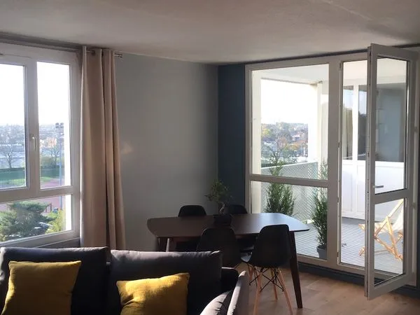 77 m² rénové au 6e, vue dégagée et loggia, 2 chambres + bureau, métro lignes 1 et 2