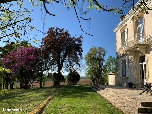Maison de caractère rénovée - 160 m² - 4 chambres - Terrain arboré de 3 000 m² - Proche Fleurance