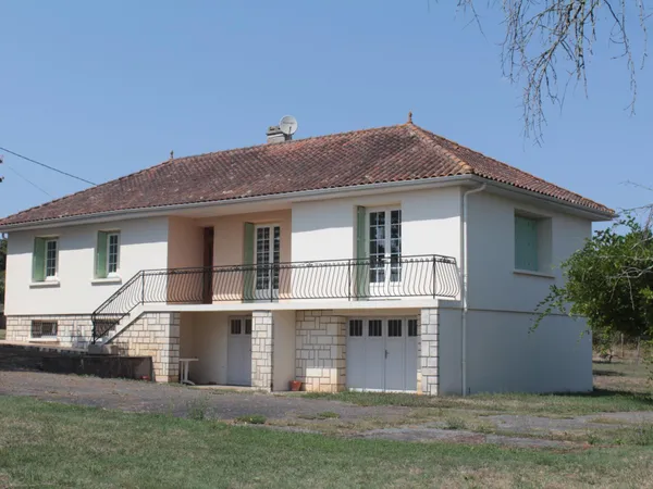 Maison familiale avec 3 000 m² de terrain, dépendance et sous-sol complet