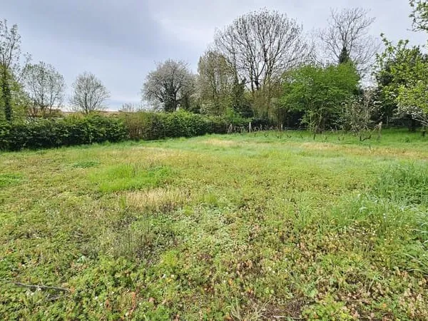 GRAND TERRAIN DE 2087 M² SITUE AU CALME D'UNE IMPASSE