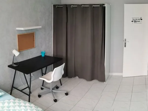Chambre meublée bron - parking - wifi - charges comprises