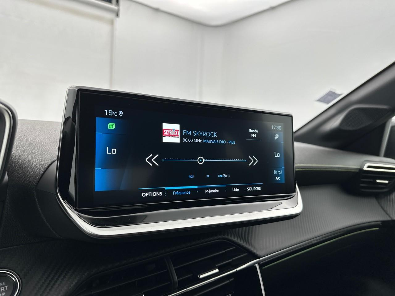 Peugeot 208 puretech 100 s&s bvm6 gt pack — photo 23