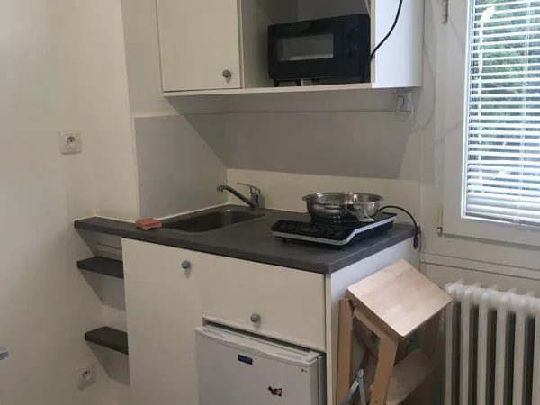 Studette étudiant Talence