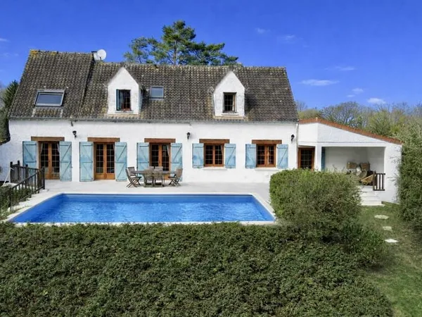 Grande maison familiale avec jardin et piscine