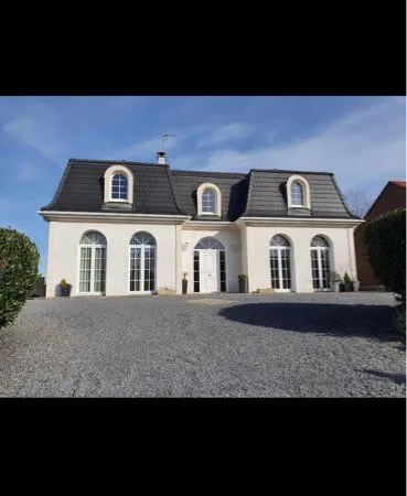 Demeure familiale de 194 m² avec piscine et grand jardin